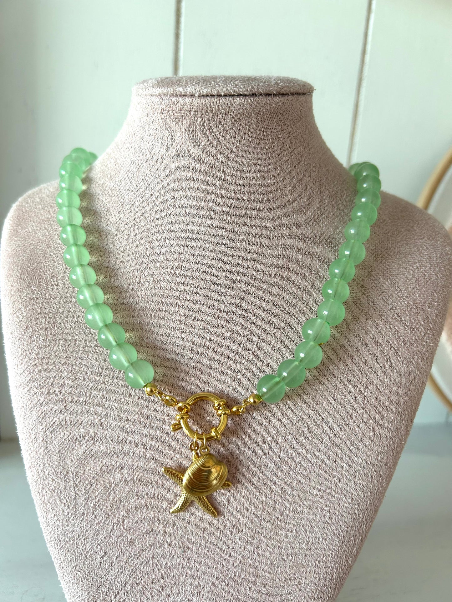 Glas kralenketting met zeesterbedel groen - goud