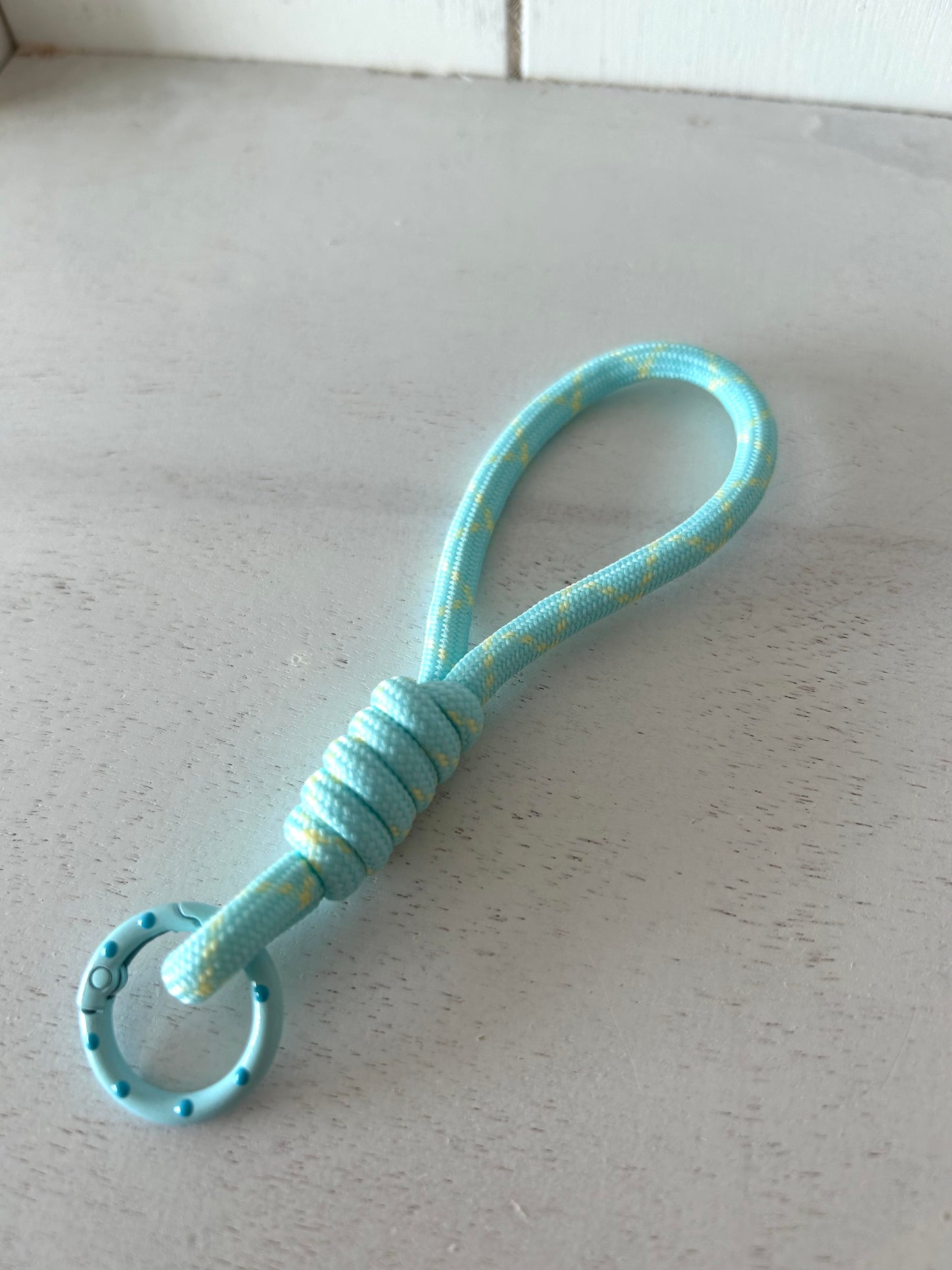 Sleutelhanger knoop lichtblauw/mint met geel