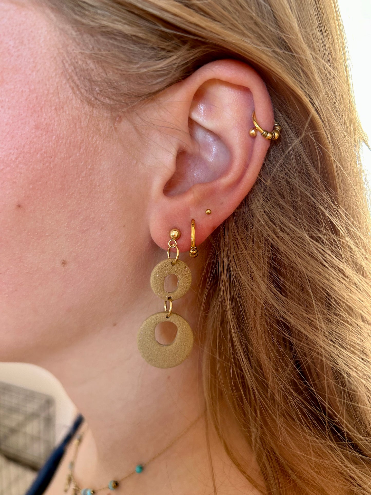 Oorbellen rond bruin - goud