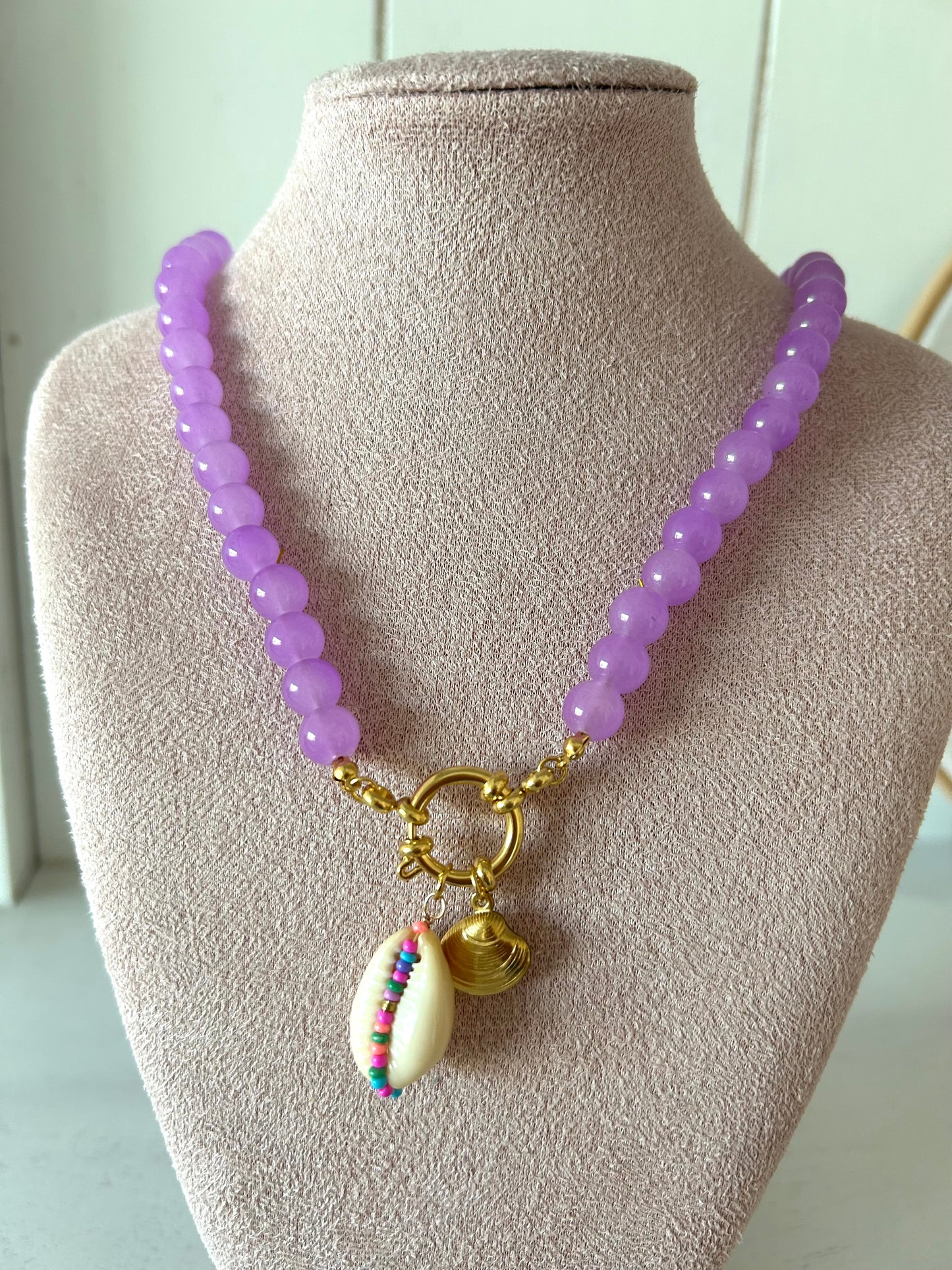 Glas kralenketting met schelpbedel lila- goud