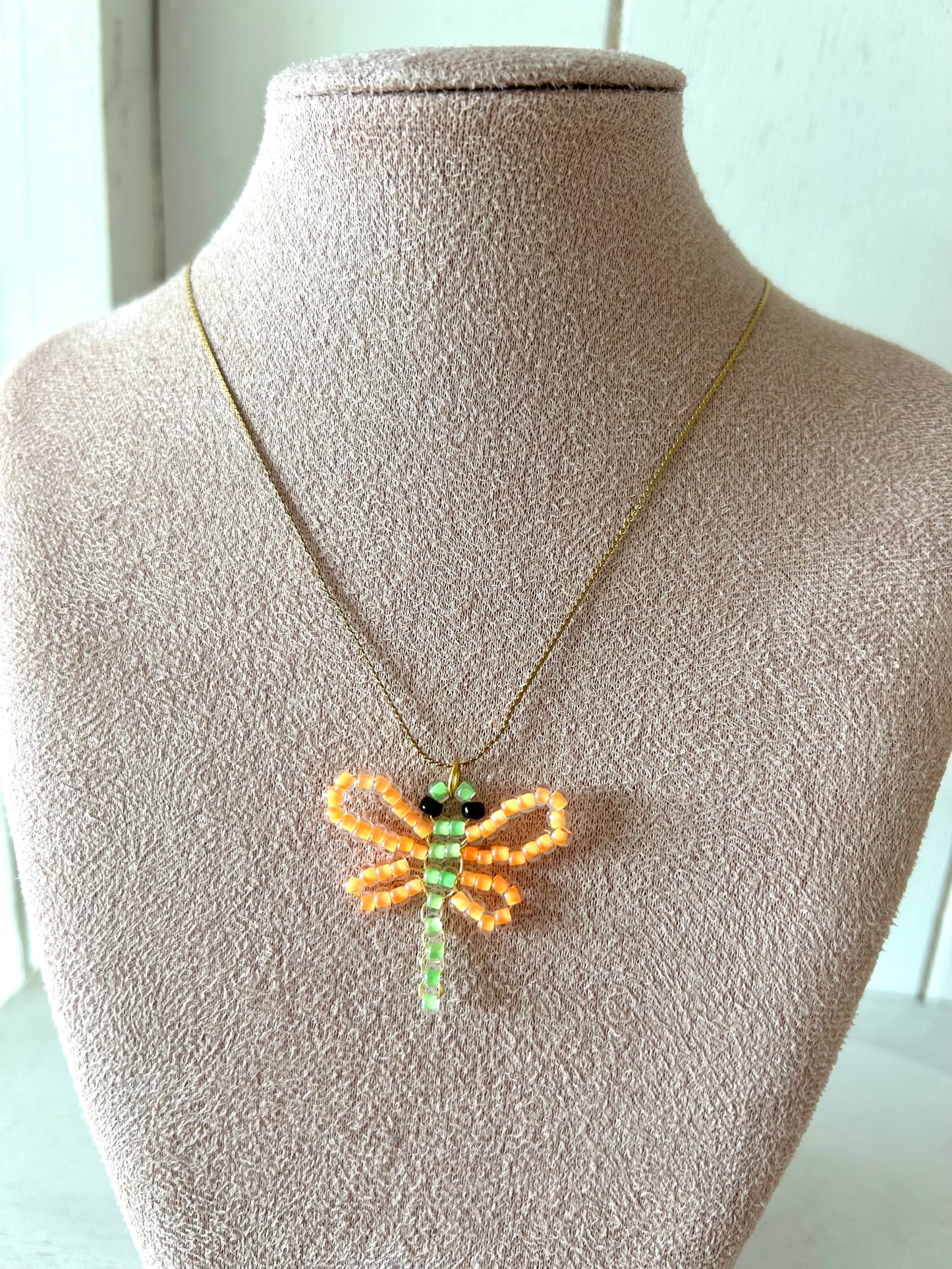 Ketting met neon oranje/groene libelle - goud