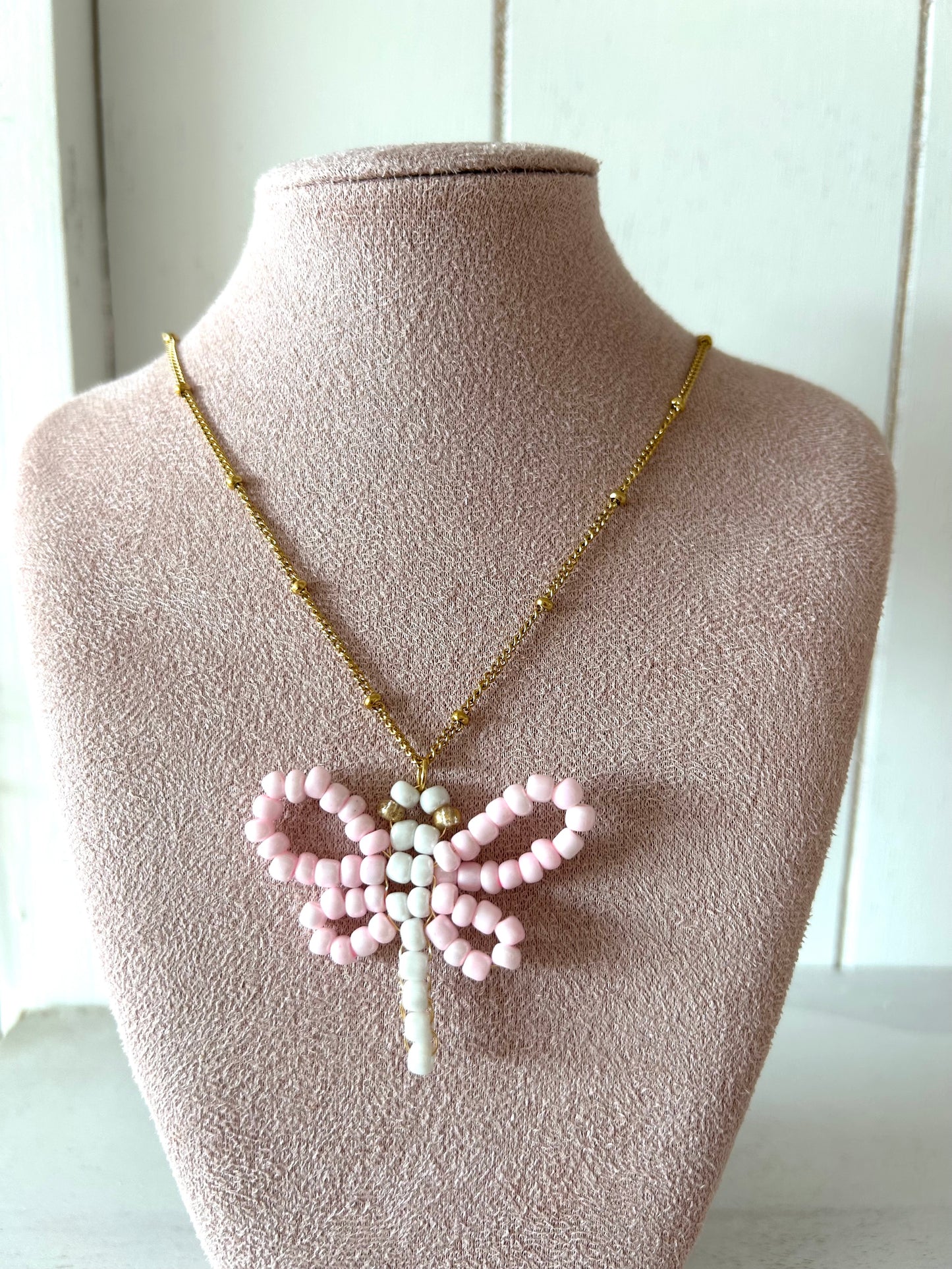 Ketting met grote roze/witte libelle - goud