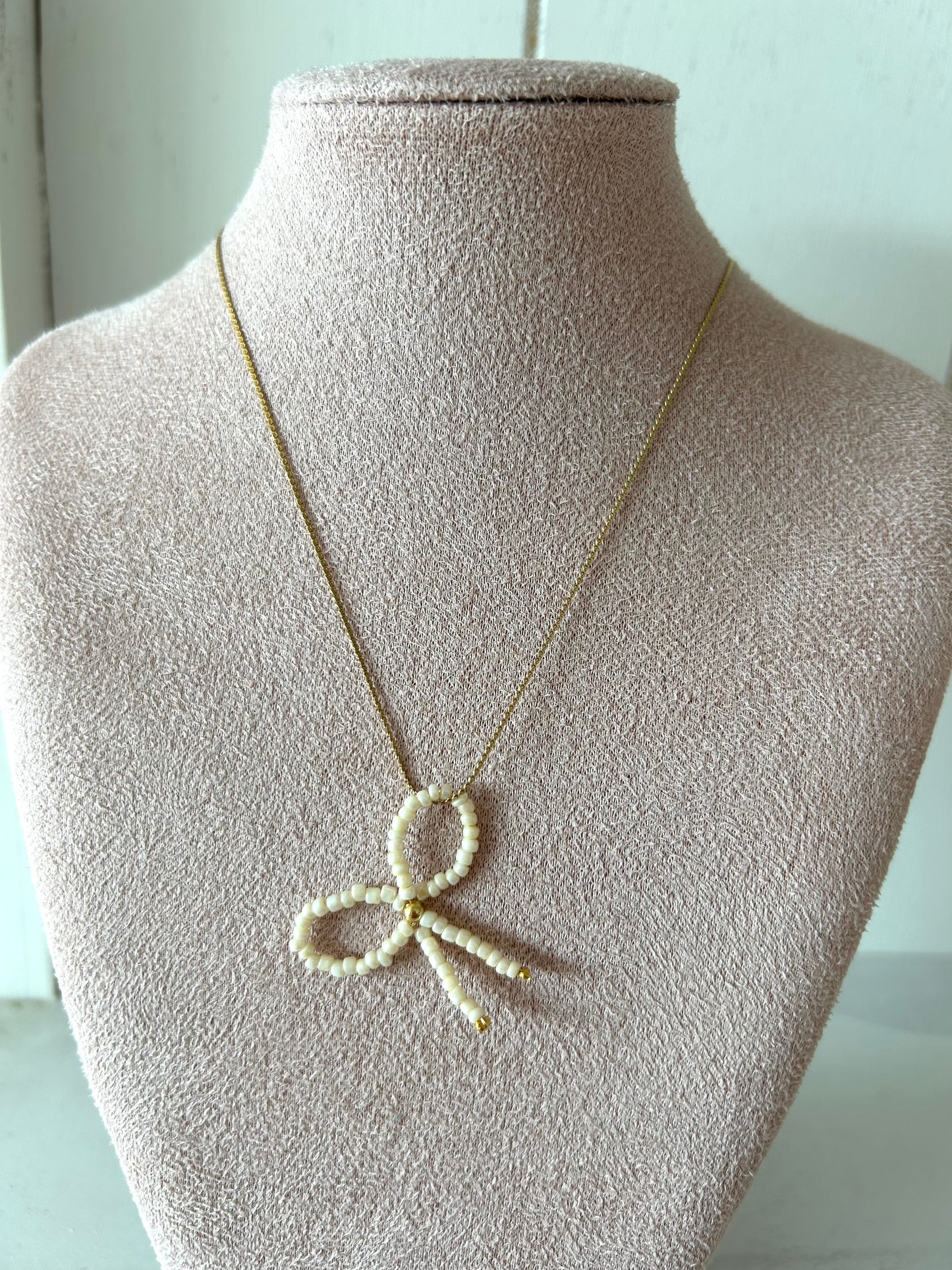 Ketting met parelmoer strikje - goud