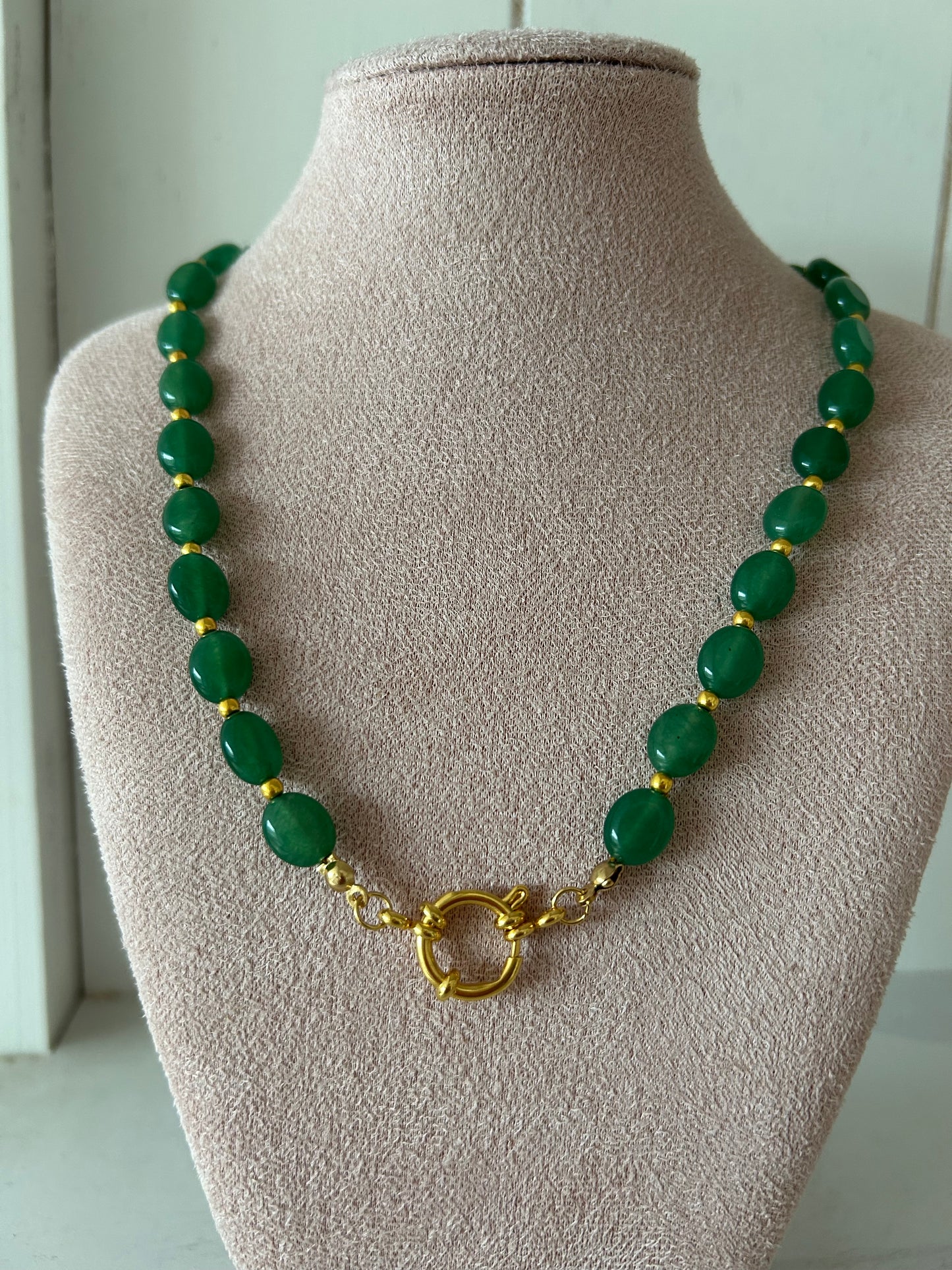 Ketting van chalcedoon kralen groen - goud