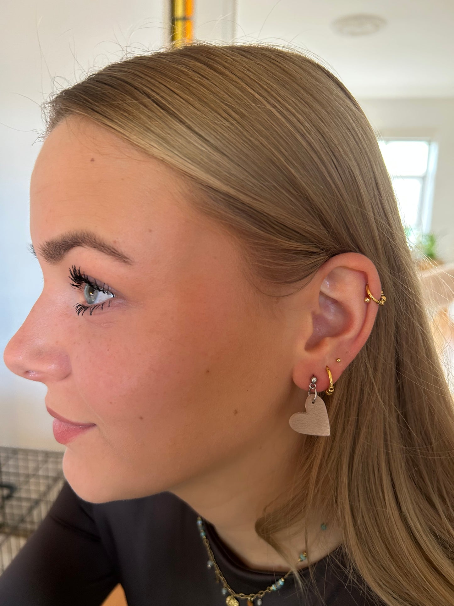 Oorbellen hartjes - beige