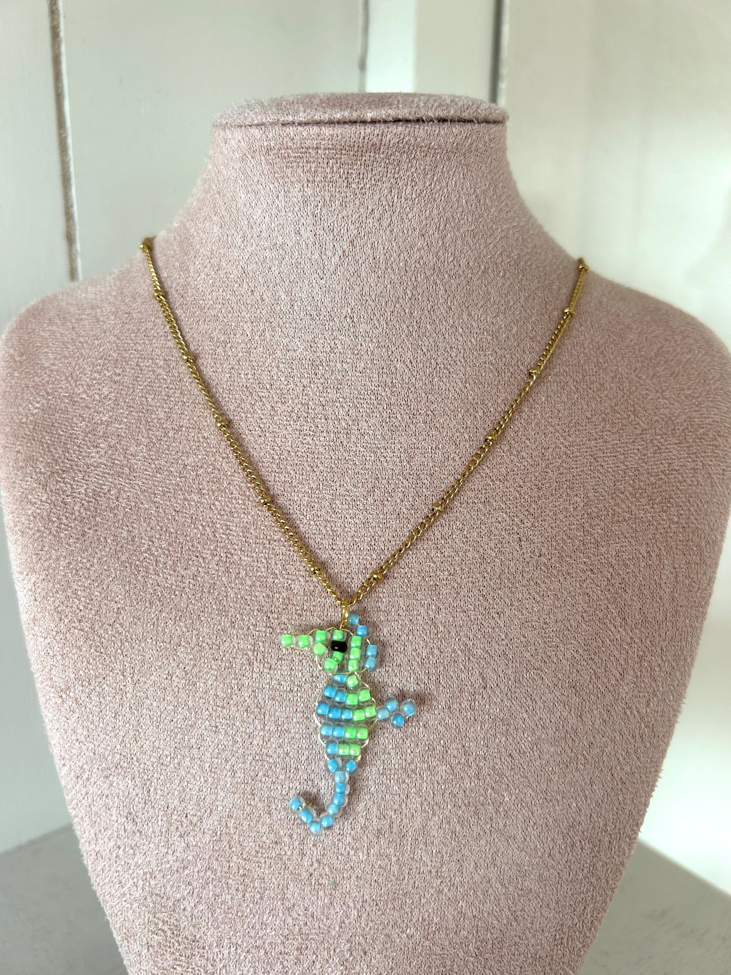 Ketting met neon groen/blauw zeepaardje - goud