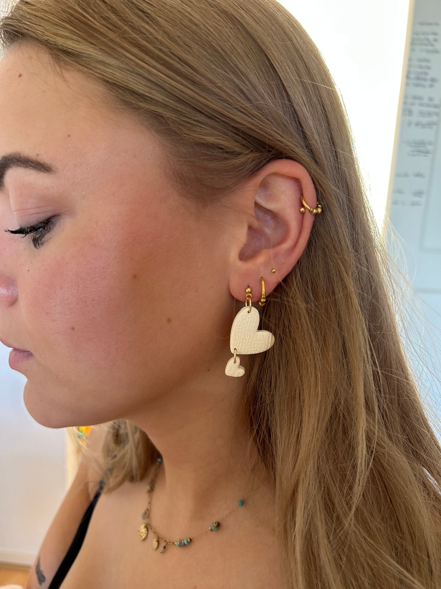 Oorbellen Double heart crème - goud