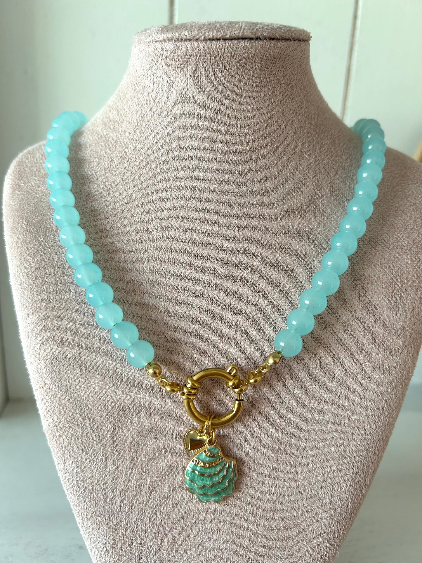 Glas kralenketting met schelpbedel mint - goud