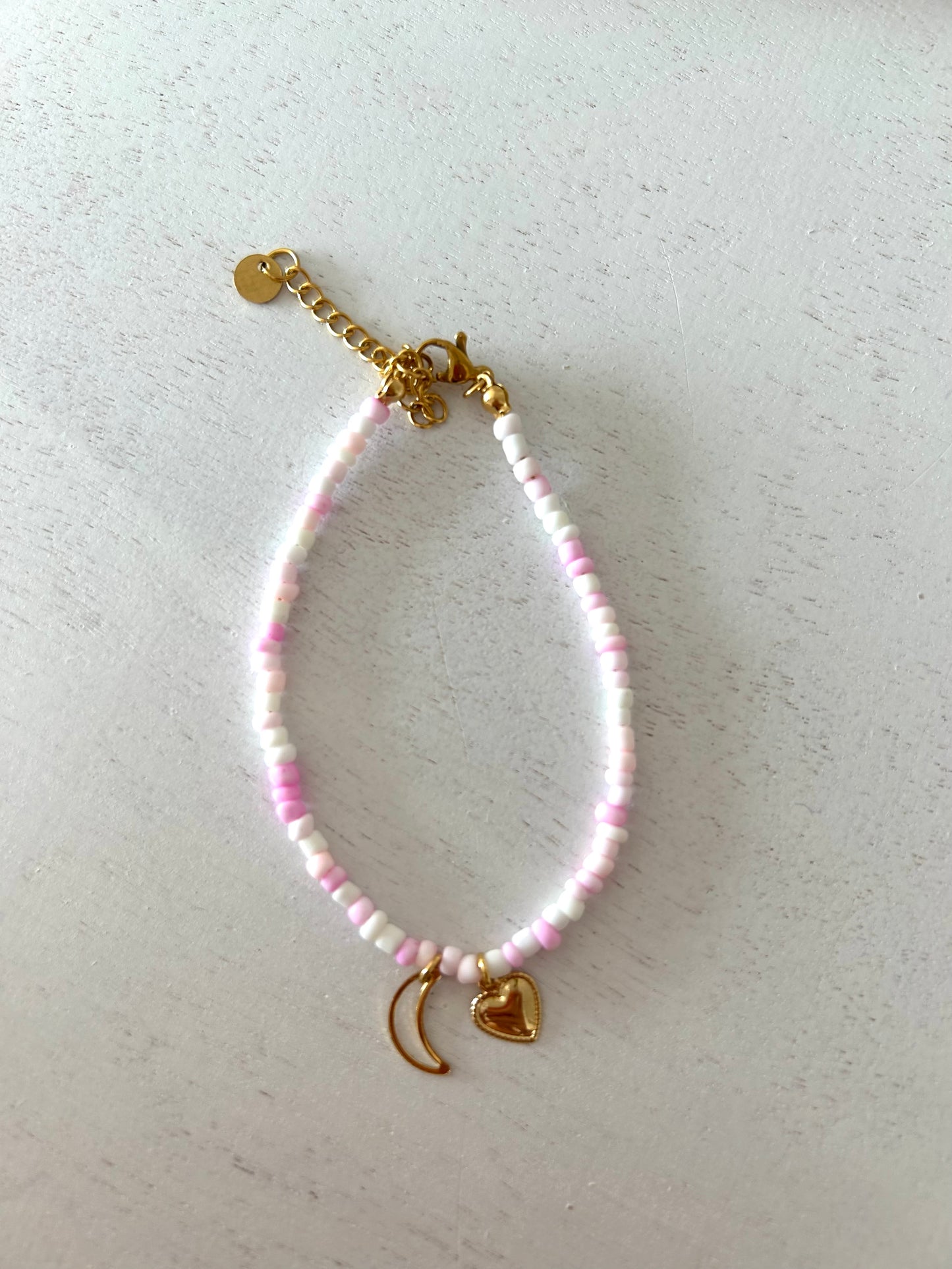 Kralenarmbandje met maan en hartje bedel - goud