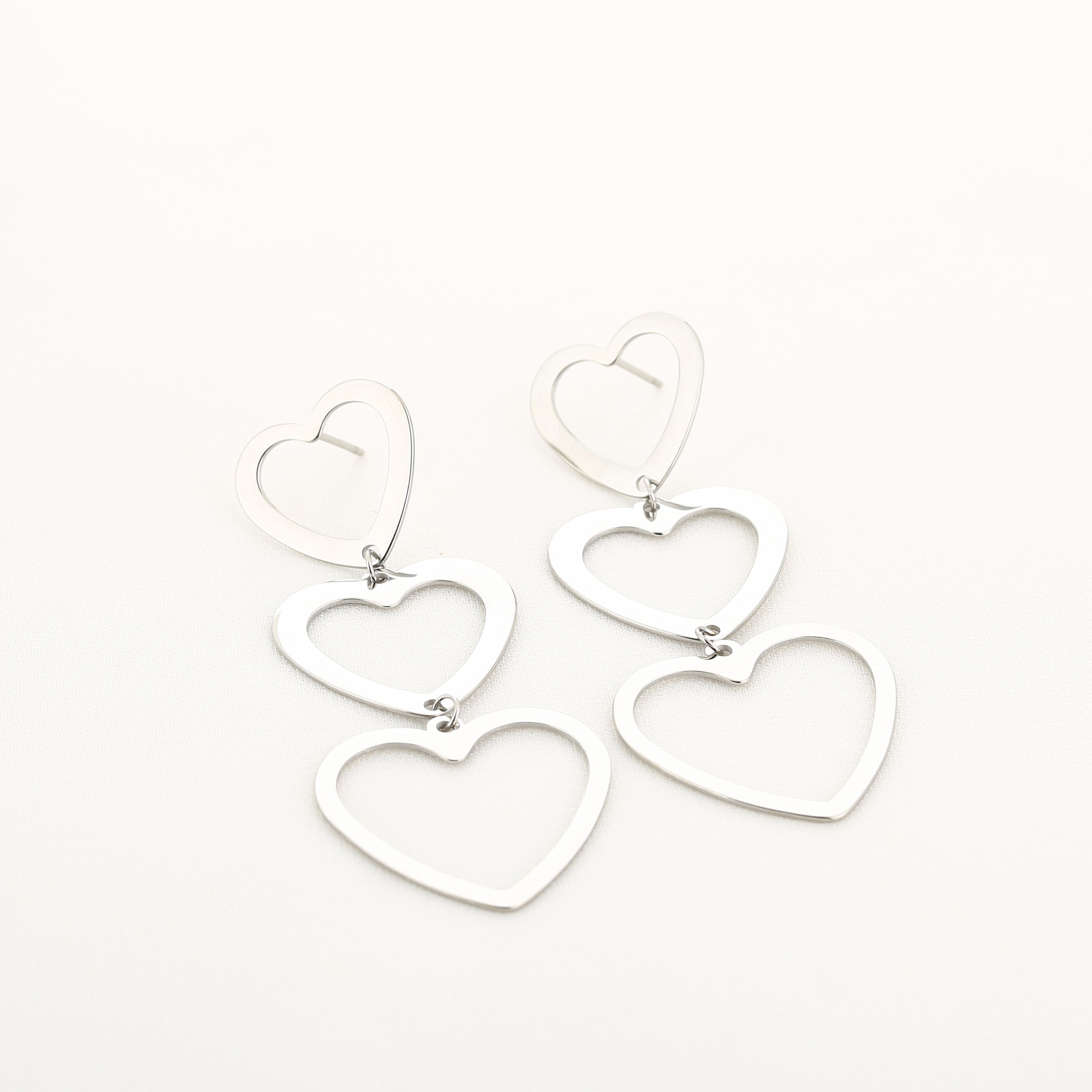 Triple heart earrings | Hartjes oorbellen Triple heart earrings | Hartjes oorbellen