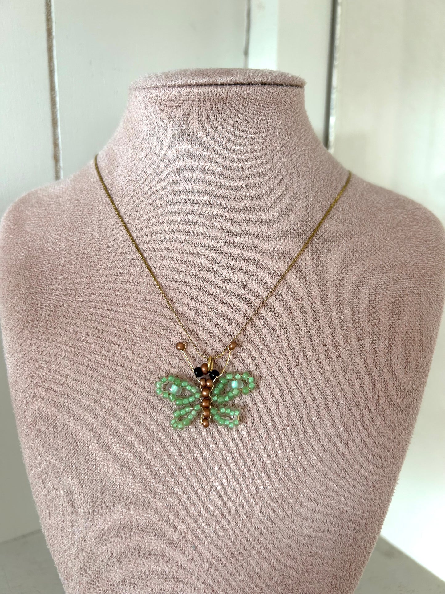 Ketting met groen vlindertje - goud