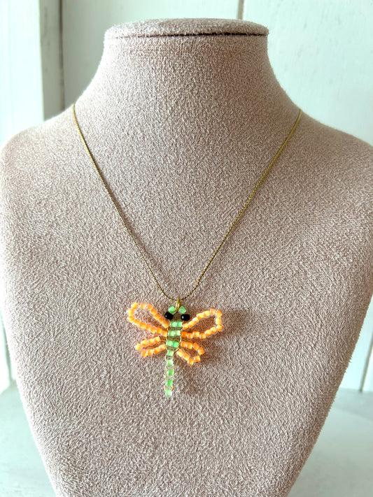 Ketting met neon oranje/groene libelle - goud