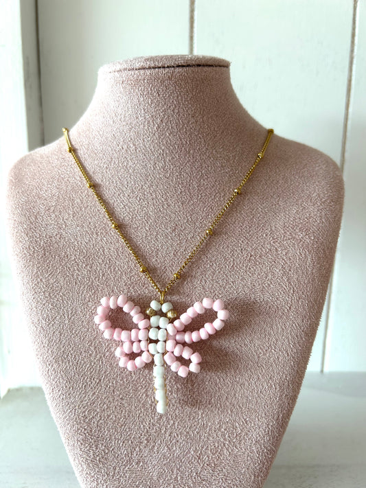 Ketting met grote roze/witte libelle - goud
