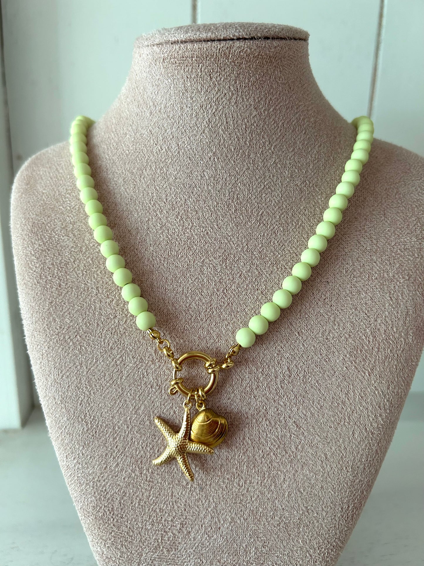 Kralenketting met zeester lime - goud