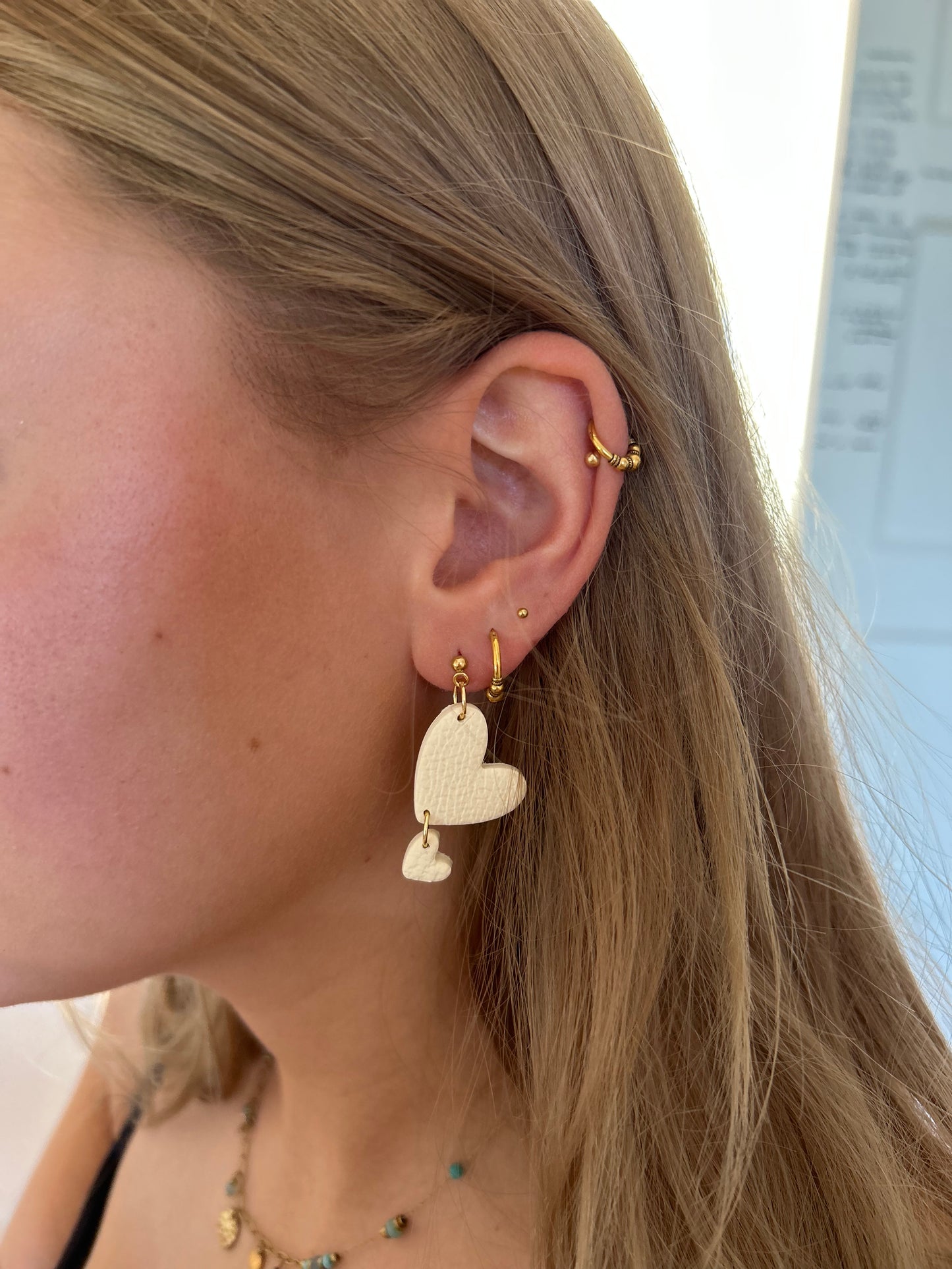 Oorbellen Double heart crème - goud