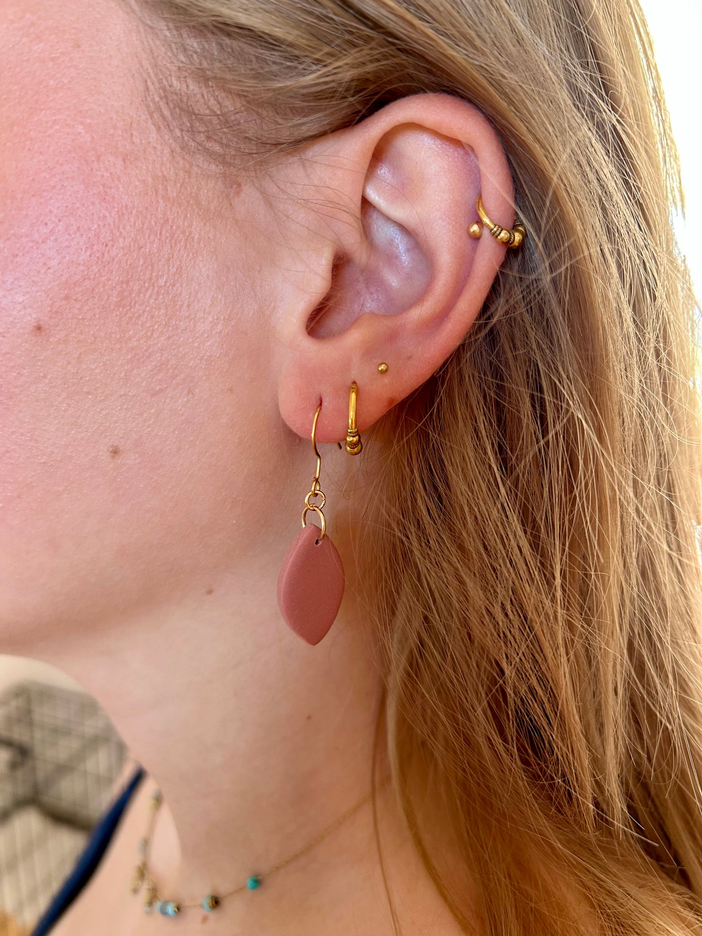 Oorbellen veer oud roze - goud