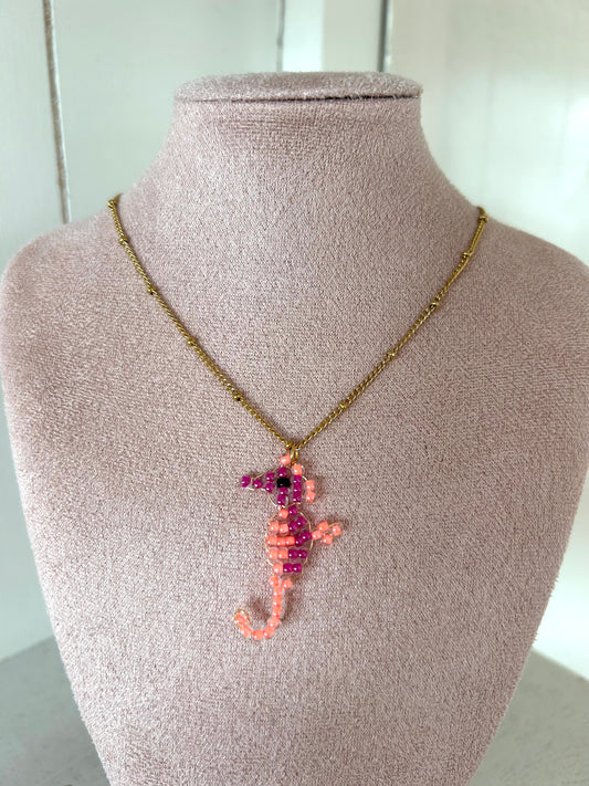 Ketting met neon paars/oranje zeepaardje - goud