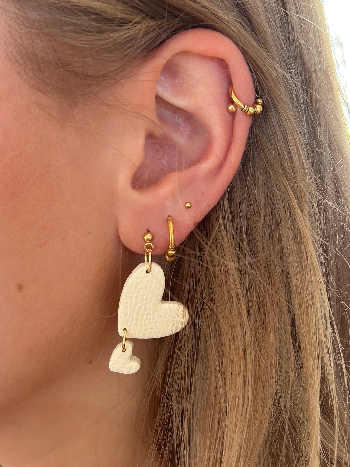 Oorbellen Double heart crème - goud