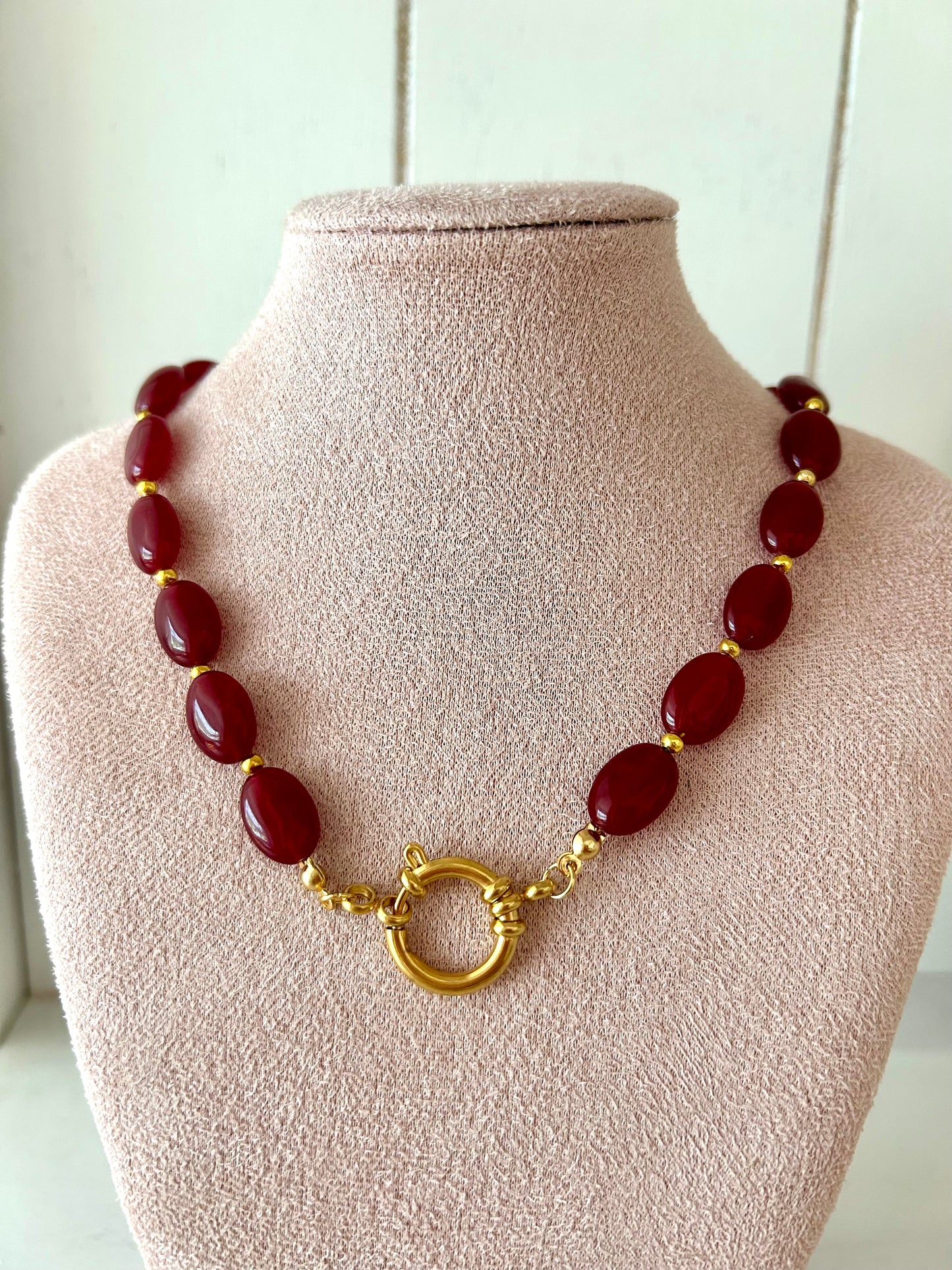 Ketting van chalcedoon kralen wijnrood - goud