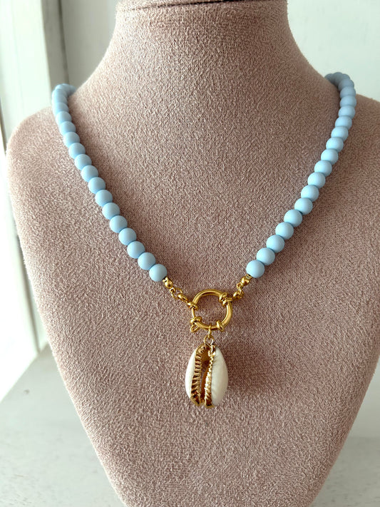 Kralenketting met schelp lichtblauw - goud