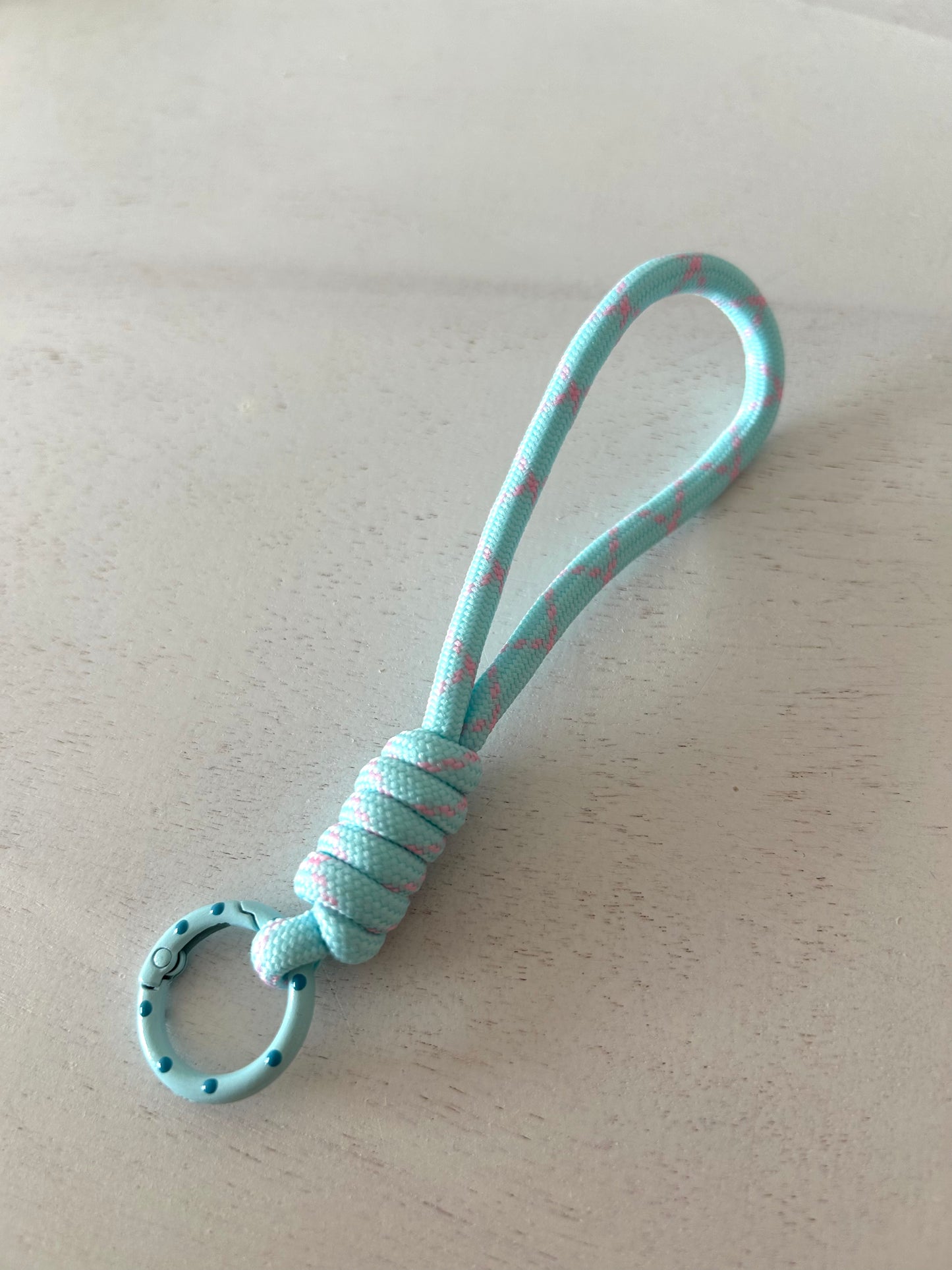 Sleutelhanger knoop lichtblauw/mint met roze