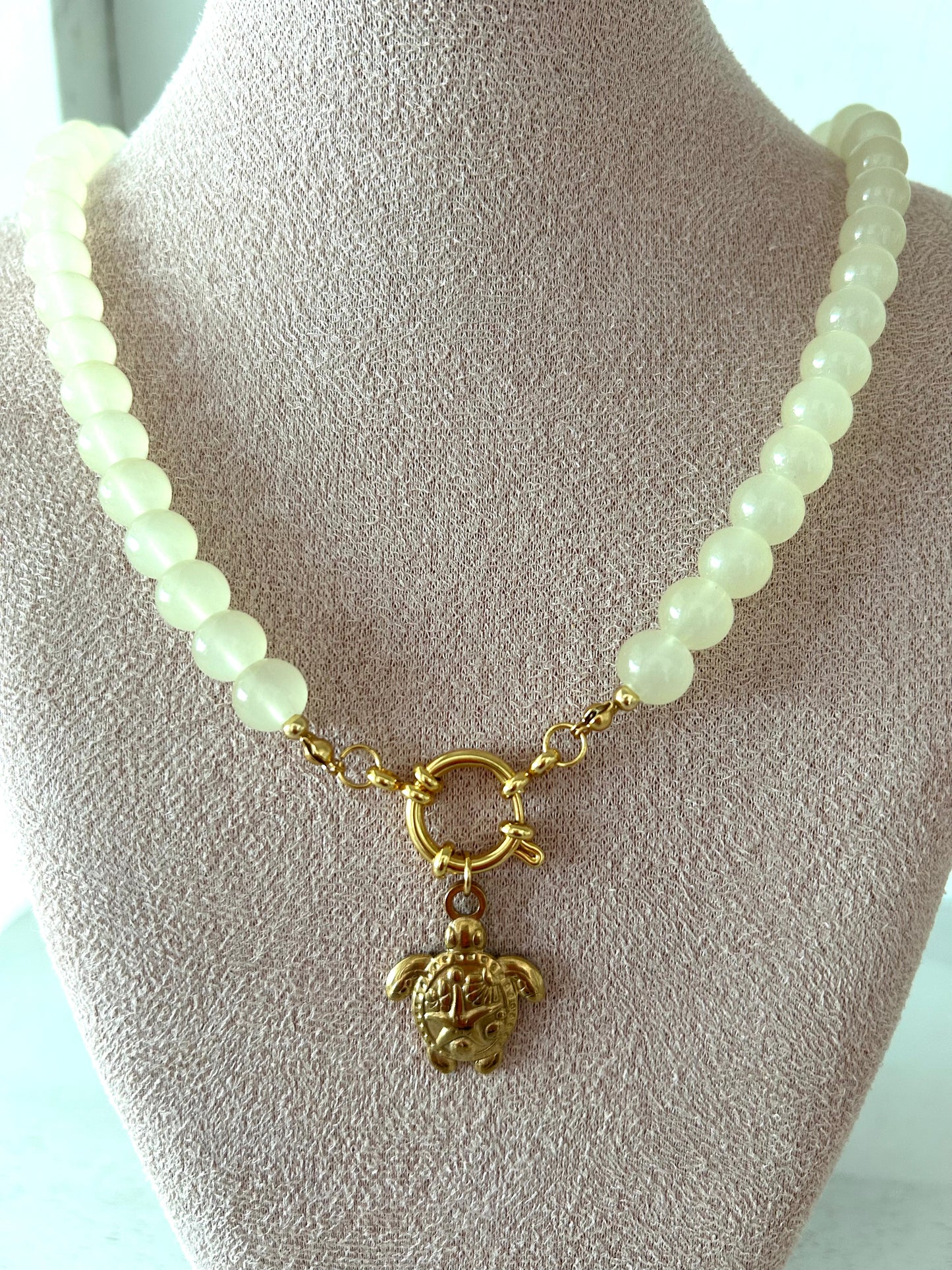 Glas kralenketting met schildpadbedel lichtgeel - goud